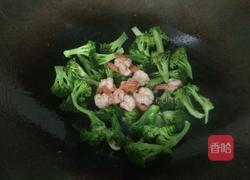 西兰花炒虾球的做法图解9