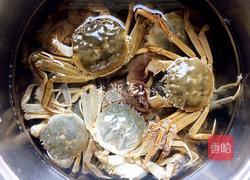 清蒸河蟹的做法图解1