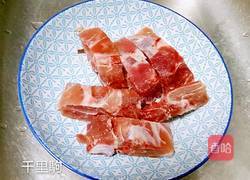 胡萝卜排骨汤的做法图解1