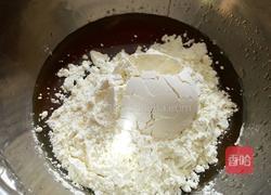 广式豆沙蛋黄月饼的做法图解3