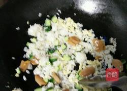 黄瓜火腿蛋炒饭的做法图解5