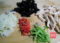 洋葱木耳拌腐竹的做法图解1