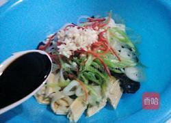 洋葱木耳拌腐竹的做法图解7