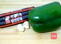 青椒炒火腿的做法图解1