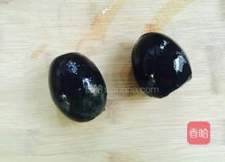 松花蛋拌豆腐的做法图解2