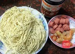 Illustration of how to make noodles with ham and sand tea sauce 1