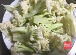 花菜炒肉的做法图解1