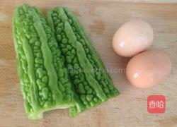 鸡蛋炒苦瓜的做法图解1