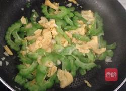 鸡蛋炒苦瓜的做法图解4