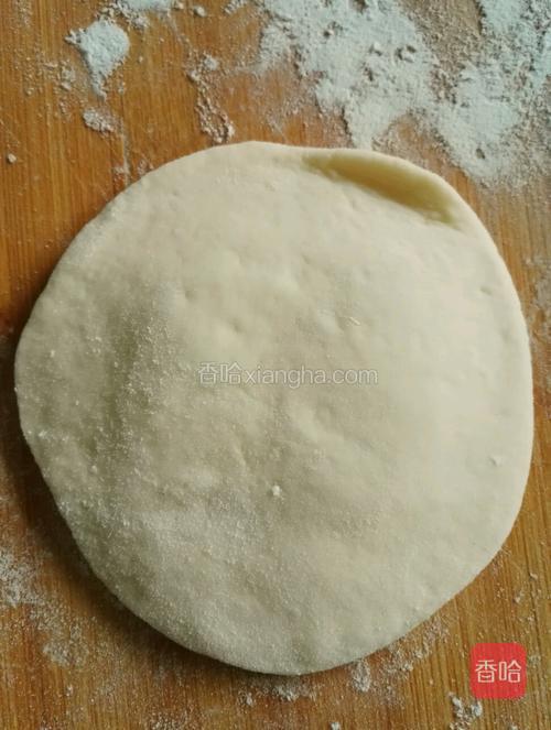 拿一个揉圆擀成边上薄中间厚的面片