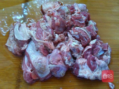 牛肉洗净切块（最好现在牛腩，吃起来比较滑腻）。