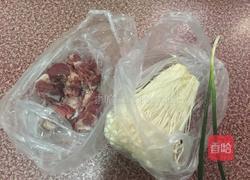 金针菇排骨汤的做法图解1