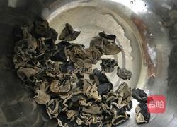 木耳炒肉片的做法图解1
