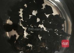 木耳炒肉片的做法图解2