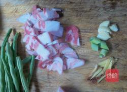 豆角蒸面条的做法图解1