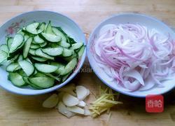 洋葱黄瓜炒鸡蛋的做法图解2