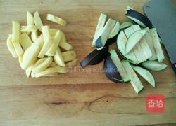 肉末酱焖茄子土豆的做法图解1