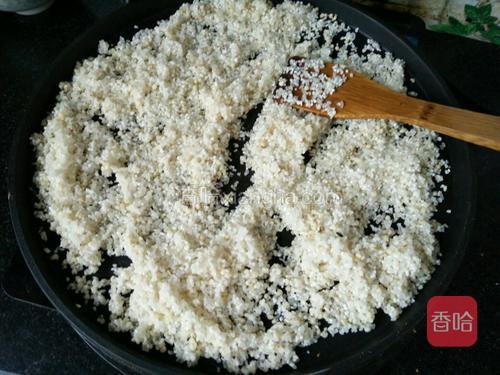 电饼铛烧热，然后放入高粱米和大米，炒到发黄