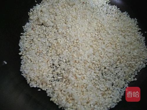 炒完大米和高粱米放入电饭煲内胆