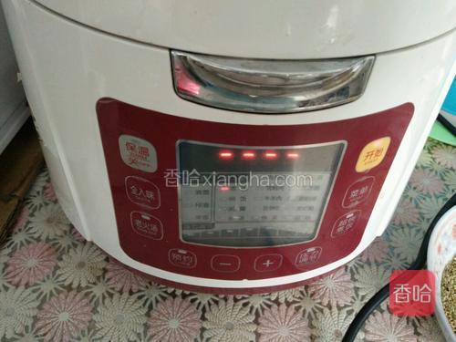 然后按电饭煲的煮饭键，开始煮饭