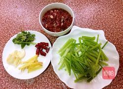 香芹炒牛肉的做法图解1