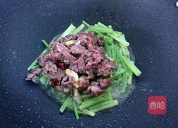 香芹炒牛肉的做法图解5