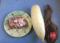 白萝卜煲猪骨汤的做法图解1