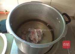 白萝卜煲猪骨汤的做法图解2