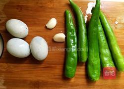 擂辣椒皮蛋的做法图解1