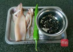 黑木耳炒鱿鱼的做法图解1