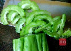 苦瓜瘦肉汤的做法图解2