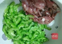 苦瓜瘦肉汤的做法图解5