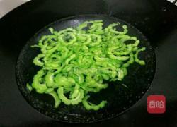 苦瓜瘦肉汤的做法图解6
