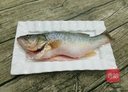 果粒浇汁鲈鱼的做法图解1