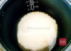 胡萝卜土豆香肠焖饭的做法图解1