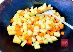 胡萝卜土豆香肠焖饭的做法图解4