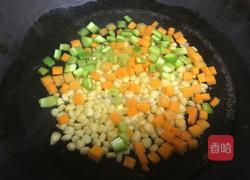 胡萝卜炒玉米的做法图解6