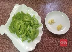 苦瓜炒牛肉的做法图解2