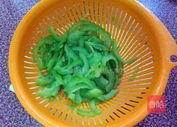 苦瓜炒牛肉的做法图解4