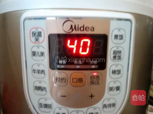 将泡好的食材放入高压锅，添足量的水，压40分钟。