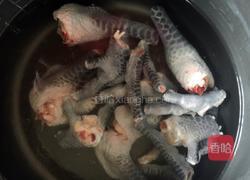 菱角鸡脚汤的做法图解2