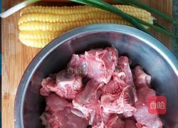 玉米排骨汤的做法图解1