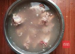 玉米排骨汤的做法图解2