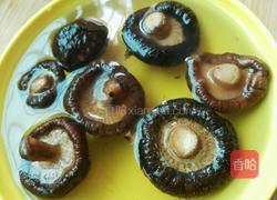 香菇烧鸡翅的做法图解1