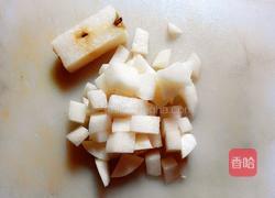 鲜榨梨汁的做法图解2