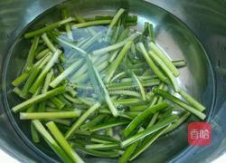 蒜苔炒鸡蛋的做法图解3