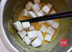 Illustration of how to make fried steamed buns with eggs 3