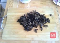 凉拌洋葱黑木耳的做法图解3