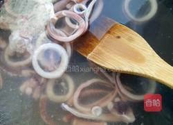 鱿鱼炒韭菜的做法图解1