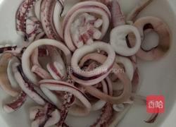 鱿鱼炒韭菜的做法图解3